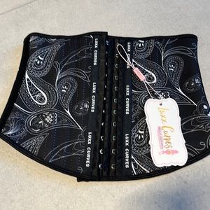LUXX CURVES waist trainer XS  NWT Black paisley 9” length